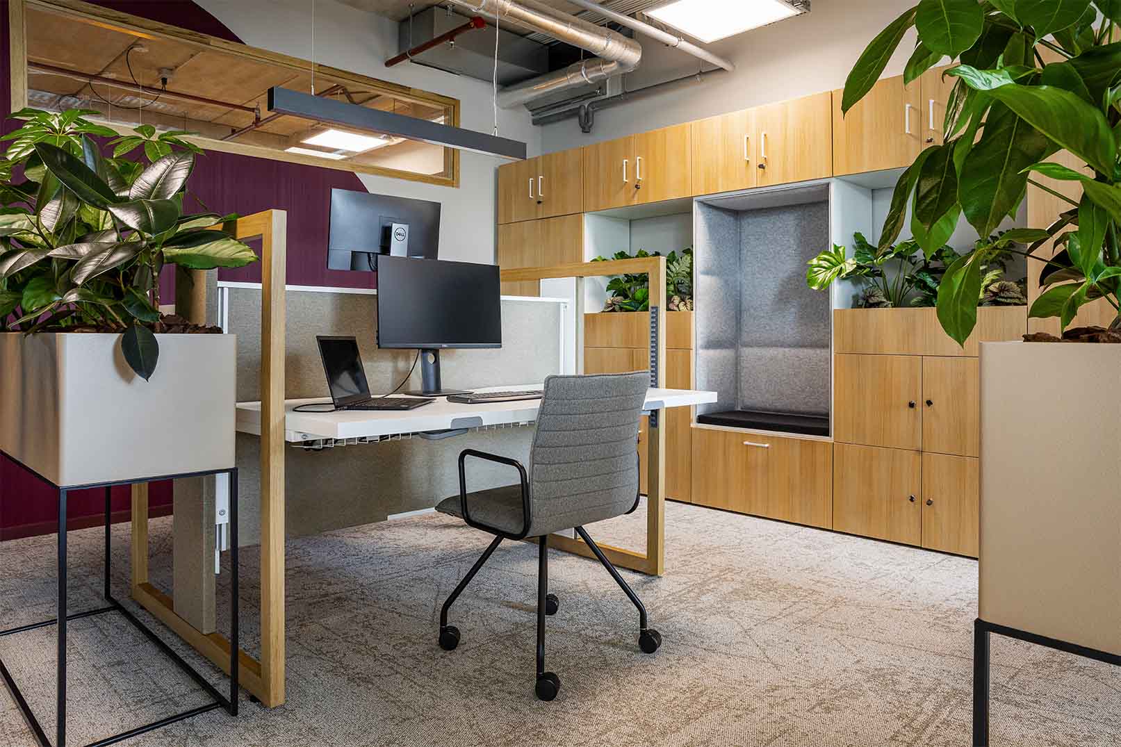 bemax-biophilic-design-klantcase-kantoorinrichting-natuurlijke-elementen-kantoorinrichting-kantoorinterieur-planten-groen-interieur-modulaire-kastenwand-zit-sta-bureau