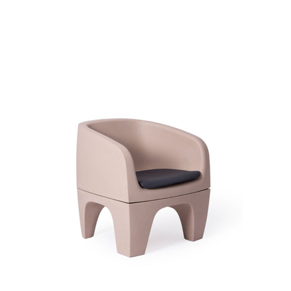 Bejot-gummy-bear-loungestoel-buitenstoel-stoel-fauteuil-beige-zitkussen