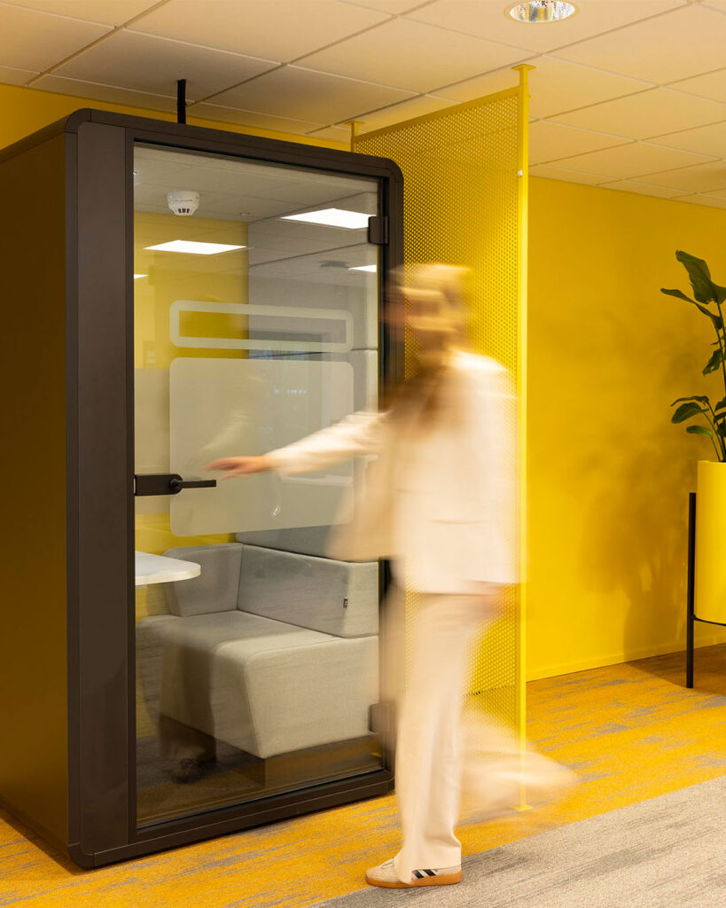 hushoffice-akoestische-vergaderunit-akoestiek-unit-pod-cabine-vergaderen-kantoorinrichting-kantoorinterieur-projectinrichting-vergadercabine-werkplek-heineken