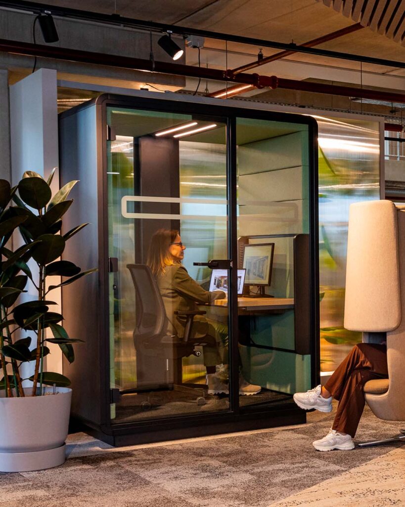 hushoffice-hushfree-duurzaamheid-sustainable-akoestische-units-werkruimte-akoestiek-vergaderunit-belcel-kantoorinrichting-kantoorinterieur