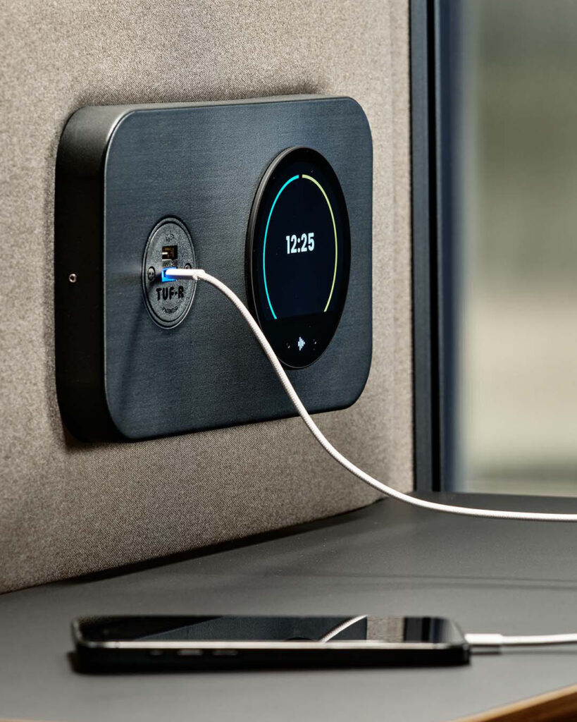 mikomax-hushoffice-hushfree-hushassistant-akoestische-vergaderunit-product-akoestiek-slimme-technologie-bioritme-daglicht-touchscreen