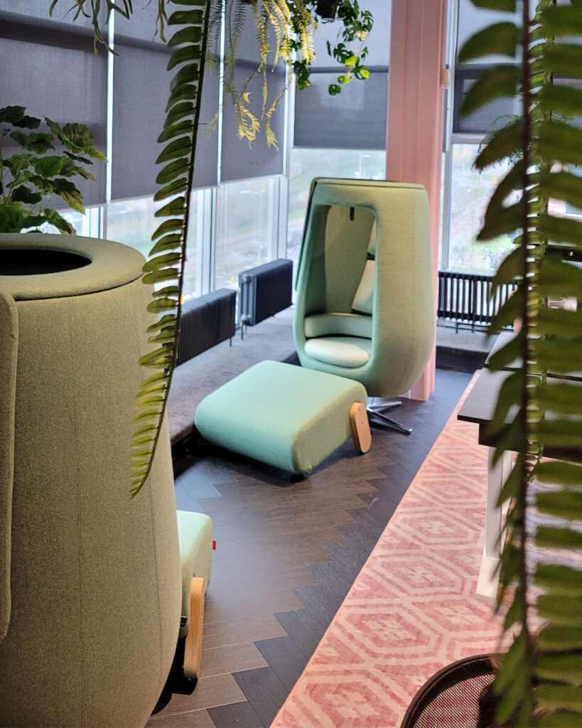 mikomax-hushoffice-A11-loungestoel-akoestische-stoel-projectfoto-kantoor