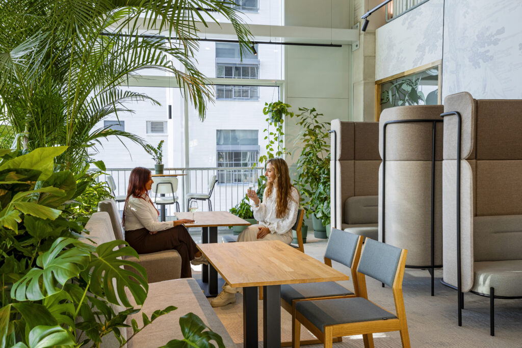 Collega's overleggend in Biophilic Design werkomgeving