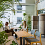Collega's overleggend in Biophilic Design werkomgeving