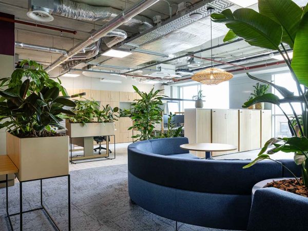 bemax-biophilic-design-klantcase-kantoorinrichting-natuurlijke-elementen-kantoorinrichting-kantoorinterieur-modulaire-bank-organische-vormen-hout-planten-groen-interieur