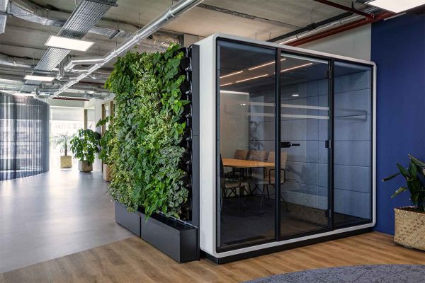 bemax-biophilic-design-klantcase-kantoorinrichting-natuurlijke-elementen-kantoorinrichting-kantoorinterieur-groene-wand-greenwall-organische-vormen-hout-planten-groen-interieur