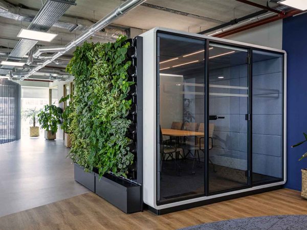 bemax-biophilic-design-klantcase-kantoorinrichting-natuurlijke-elementen-kantoorinrichting-kantoorinterieur-groene-wand-greenwall-organische-vormen-hout-planten-groen-interieur