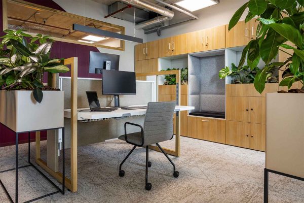 bemax-biophilic-design-klantcase-kantoorinrichting-natuurlijke-elementen-kantoorinrichting-kantoorinterieur-planten-groen-interieur-modulaire-kastenwand-zit-sta-bureau