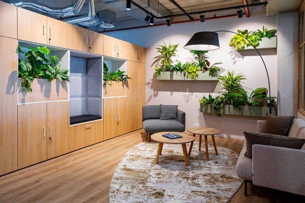 bemax-biophilic-design-klantcase-kantoorinrichting-natuurlijke-elementen-kantoorinrichting-kantoorinterieur-groene-wand-greenwall-organische-vormen-hout-planten-groen-interieur-functionele werkplek-akoestiek