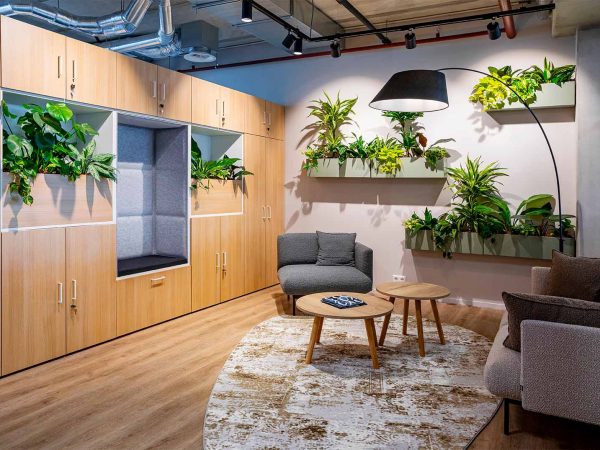 bemax-biophilic-design-klantcase-kantoorinrichting-natuurlijke-elementen-kantoorinrichting-kantoorinterieur-groene-wand-greenwall-organische-vormen-hout-planten-groen-interieur-functionele werkplek-akoestiek