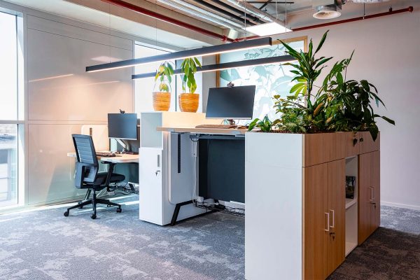 bemax-biophilic-design-klantcase-kantoorinrichting-natuurlijke-elementen-kantoorinrichting-kantoorinterieur-groene-wand-greenwall-organische-vormen-hout-planten-groen-interieur-functionele werkplek-akoestiek