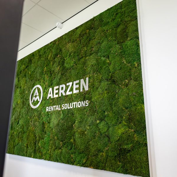 Be-Max-Office-Concepts-mosschilderij-logo-op-maat-mos-wand-moswand-groen-moslogo-kantoor