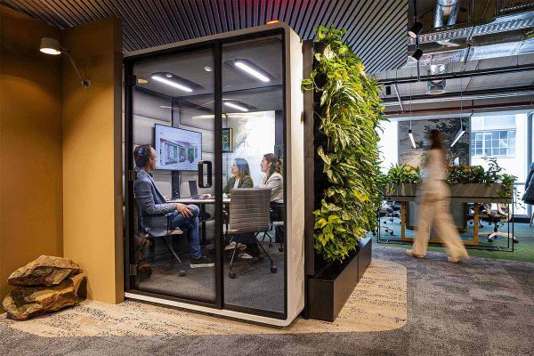 Be-Max-showroom-biophilic-design-kantoorinrichting-biofilia-interieur-kantoorinterieur-kantooroplossing-groen-natuur-projectinrichting-project-kantoorinspiratie-welzijn-kantooromgeving