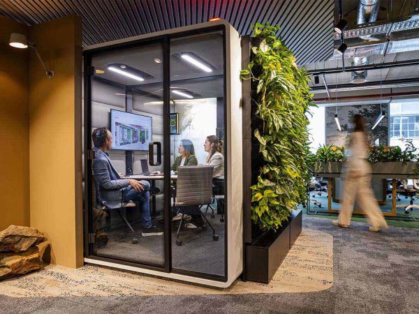 Be-Max-showroom-biophilic-design-kantoorinrichting-biofilia-interieur-kantoorinterieur-kantooroplossing-groen-natuur-projectinrichting-project-kantoorinspiratie-welzijn-kantooromgeving