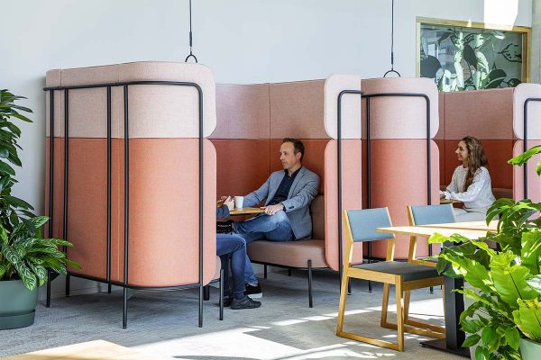 Be-Max-showroom-biophilic-design-kantoorinrichting-biofilia-interieur-kantoorinterieur-kantooroplossing-groen-natuur-projectinrichting-project-kantoorinspiratie-welzijn-kantooromgeving