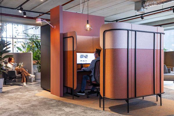 Be-Max-showroom-biophilic-design-kantoorinrichting-biofilia-interieur-kantoorinterieur-kantooroplossing-groen-natuur-projectinrichting-project-kantoorinspiratie-welzijn-kantooromgeving