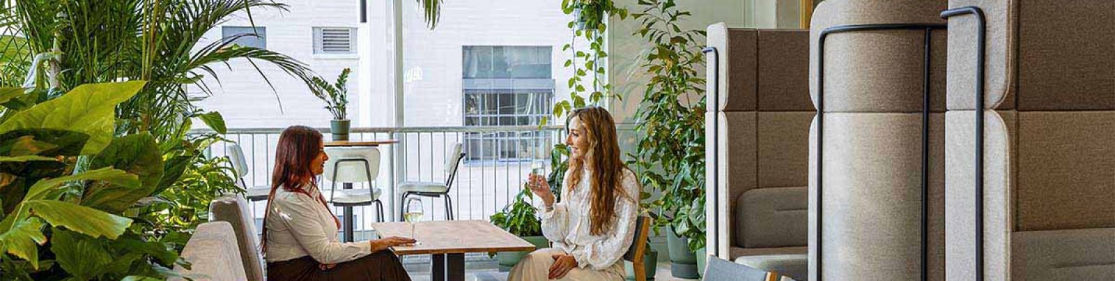 Be-Max-showroom-biophilic-design-kantoorinrichting-biofilia-interieur-kantoorinterieur-kantooroplossing-groen-natuur-projectinrichting-project-kantoorinspiratie-welzijn-kantooromgeving