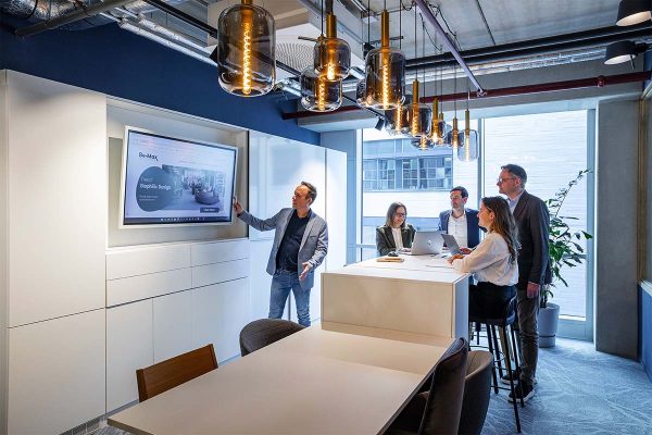 Be-Max-showroom-biophilic-design-kantoorinrichting-biofilia-interieur-kantoorinterieur-kantooroplossing-groen-natuur-projectinrichting-project-kantoorinspiratie-welzijn-kantooromgeving