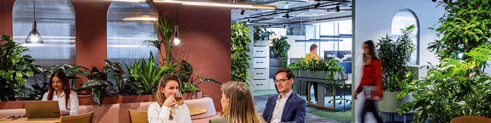 Be-Max-showroom-biophilic-design-kantoorinrichting-biofilia-interieur-kantoorinterieur-kantooroplossing-groen-natuur-projectinrichting-project-kantoorinspiratie-welzijn-kantooromgeving