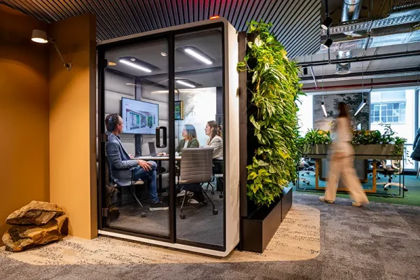 Be-Max-showroom-biophilic-design-kantoorinrichting-biofilia-interieur-kantoorinterieur-kantooroplossing-groen-natuur-projectinrichting-project-kantoorinspiratie-welzijn-kantooromgeving