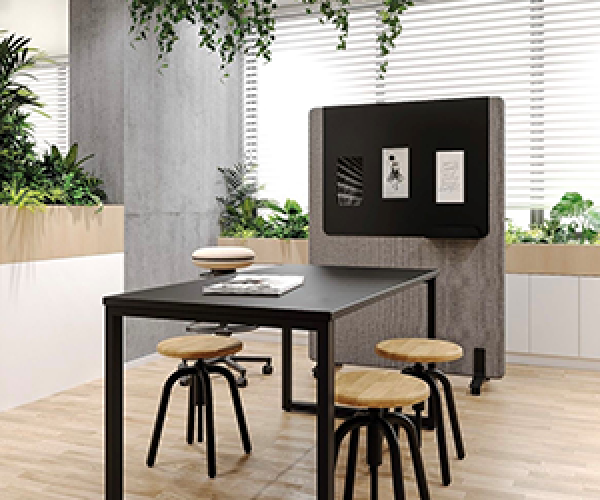 Bejot-Biophilic-Design-interieur-kantoorinrichting-Orte-Selva-Spin-krukken-akoestische-mobiele-wand-tafel-design-kantoorinrichting
