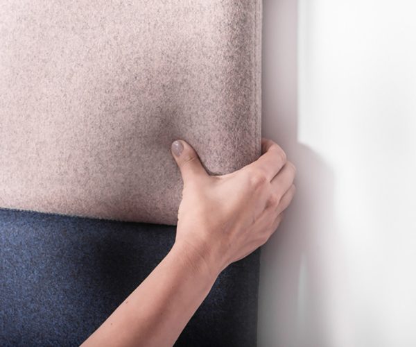 Bejot-Flos-akoestische-wandpanelen-panelen-kantoor-vergaderstoelen-op-wielen-akoestische-schermen-hoge-bank-lage-bank-loungestoel