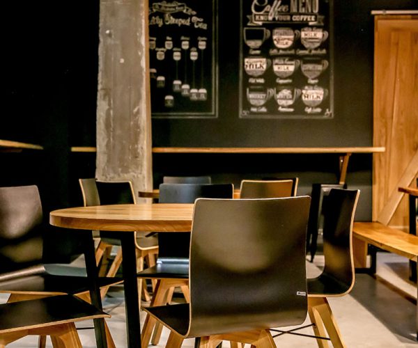 Bejot-Orte-vergaderstoel-kantoorstoel-barstoelen-wachtbank-tafels