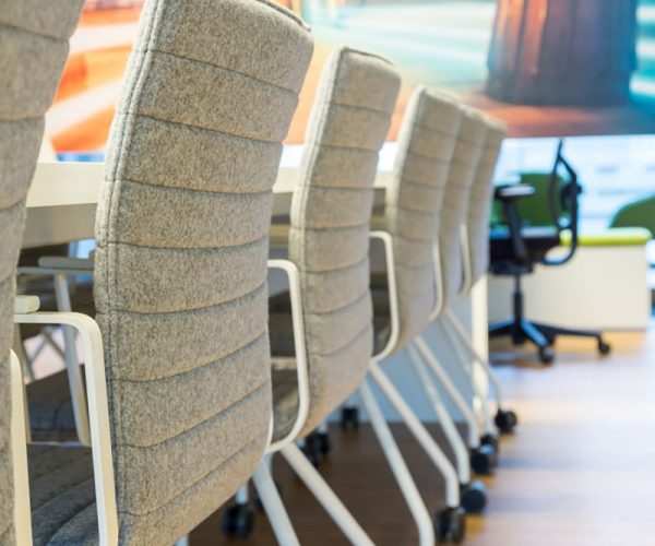 Bejot-Orte-vergaderstoel-kantoorstoel-barstoelen-wachtbank-tafels