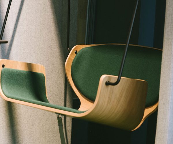 Bejot-SocialSwing-Biophilic-design--kantoor-schommel
