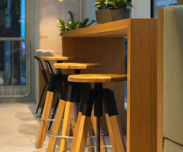 Bejot-Spin-kantoor-kruk-tafels-hoge-banken-kantoorinrichting