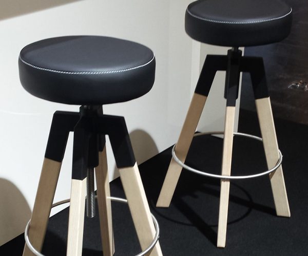 Bejot-Spin-kantoor-kruk-tafels-hoge-banken-kantoorinrichting