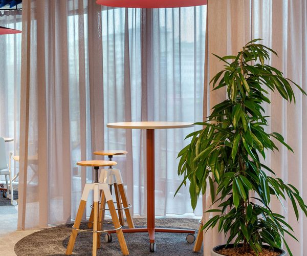 Bejot-Spin-kantoor-kruk-tafels-hoge-banken-kantoorinrichting