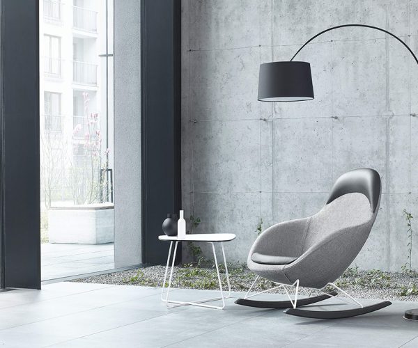 Bejot-Vieni-loungestoel-schommelstoel-kantoorstoel-horecastoel-voetenbankje-voetensteun