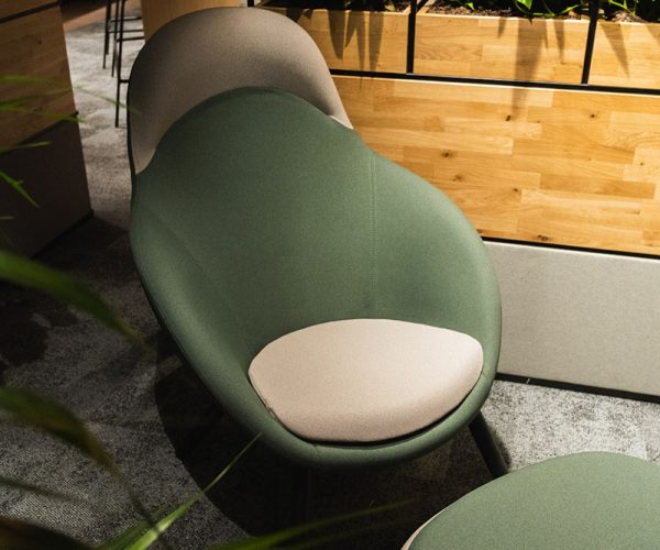 Bejot-Vieni-loungestoel-schommelstoel-kantoorstoel-horecastoel-voetenbankje-voetensteun