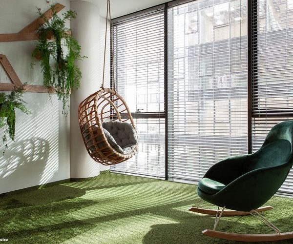 Bejot-Vieni-loungestoel-schommelstoel-kantoorstoel-horecastoel-voetenbankje-voetensteun