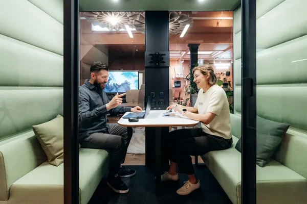 Hushoffice Hushfree M 4-persoons akoestische cabine voor focus en samenwerking