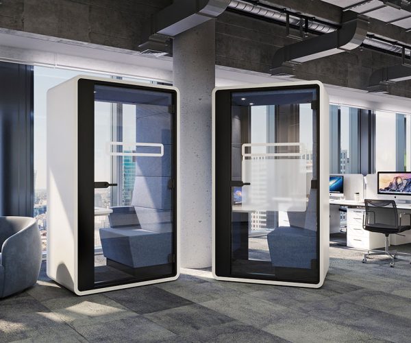 Hushoffice-Mikomax-Hush-Hyrbid-kantoormeubelen-akoestische-werkplek-vergaderruimte-hybride-werken-kantoorpod-vergaderunit