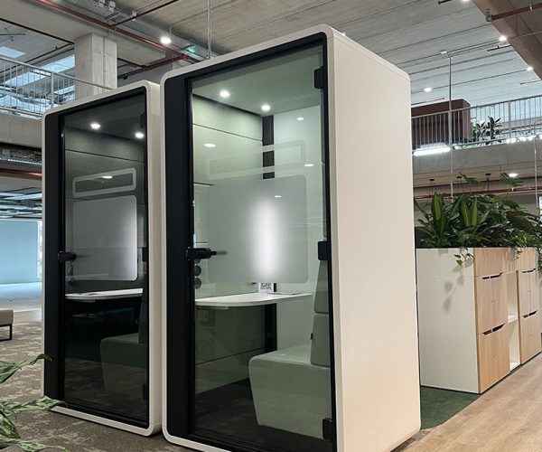 Hushoffice-Mikomax-Hush-Hyrbid-kantoormeubelen-akoestische-werkplek-vergaderruimte-hybride-werken-kantoorpod-vergaderunit