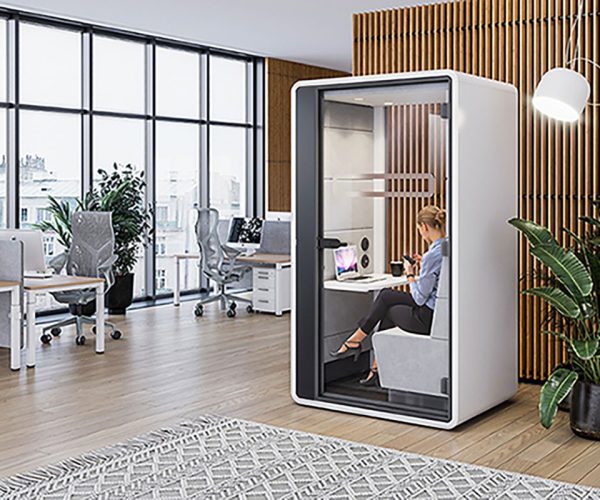 Hushoffice-Mikomax-Hush-Hyrbid-kantoormeubelen-akoestische-werkplek-vergaderruimte-hybride-werken-kantoorpod-vergaderunit