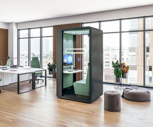 Hushoffice-Mikomax-Hush-Hyrbid-kantoormeubelen-akoestische-werkplek-vergaderruimte-hybride-werken-kantoorpod-vergaderunit