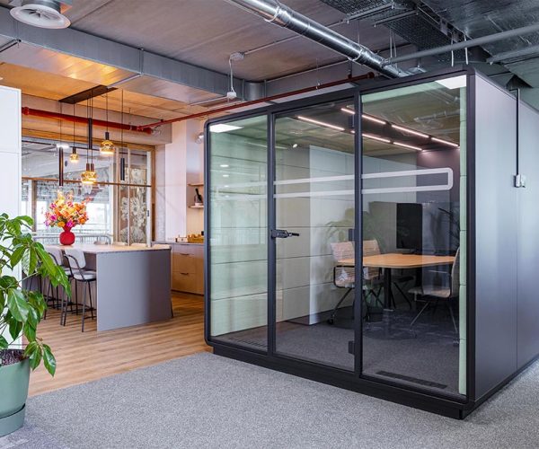 Mikomax-Hush-Meet-mobiele-akoestische-vrijstaande-vergaderruimte-vergader-unit-cabine-pod-kantooroplossing