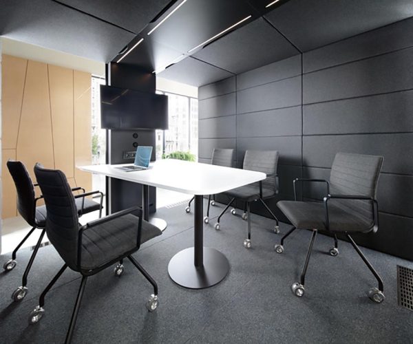 Mikomax-Hush-Meet-mobiele-akoestische-vrijstaande-vergaderruimte-vergader-unit-cabine-pod-kantooroplossing