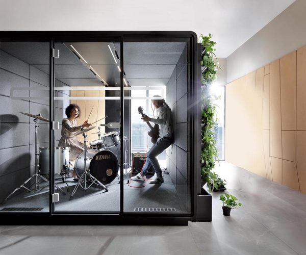 Mikomax-Hush-Meet-mobiele-akoestische-vrijstaande-vergaderruimte-vergader-unit-cabine-pod-kantooroplossing