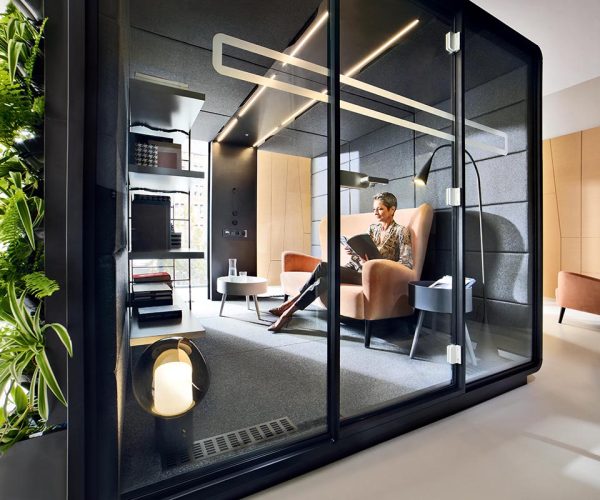 Mikomax-Hush-Meet-mobiele-akoestische-vrijstaande-vergaderruimte-vergader-unit-cabine-pod-kantooroplossing