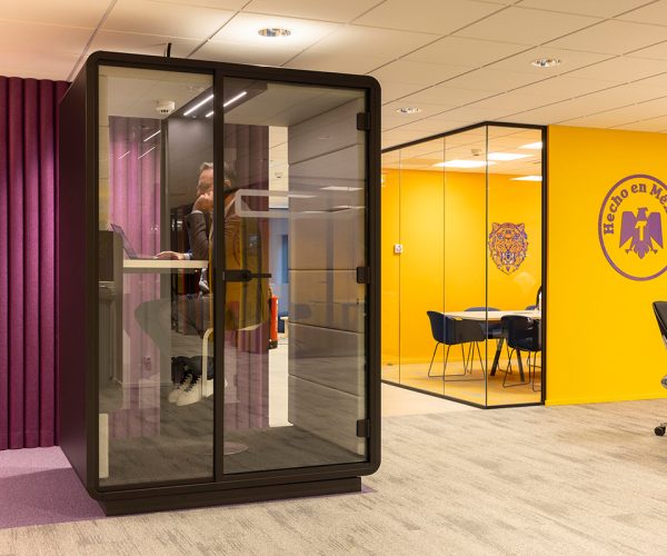 Mikomax-Hushoffice-hushWork-akoestische-werkplek-rustige-werkplekken-kantoor-cabine