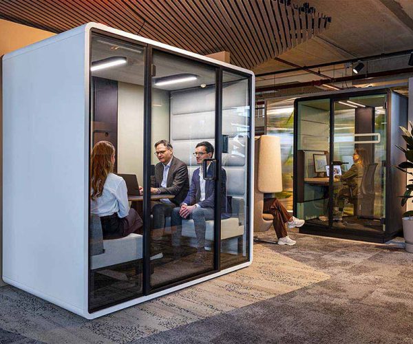 Mikomax-Hushoffice-hushWork-akoestische-werkplek-rustige-werkplekken-kantoor-cabine