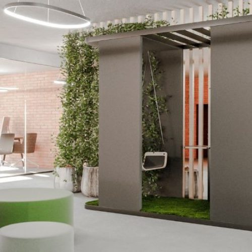 Moderne ontspanningsruimte in een onderwijsgebouw met schommels, groene wandbeplanting en informele zitplekken voor ontspanning en ontmoeting.